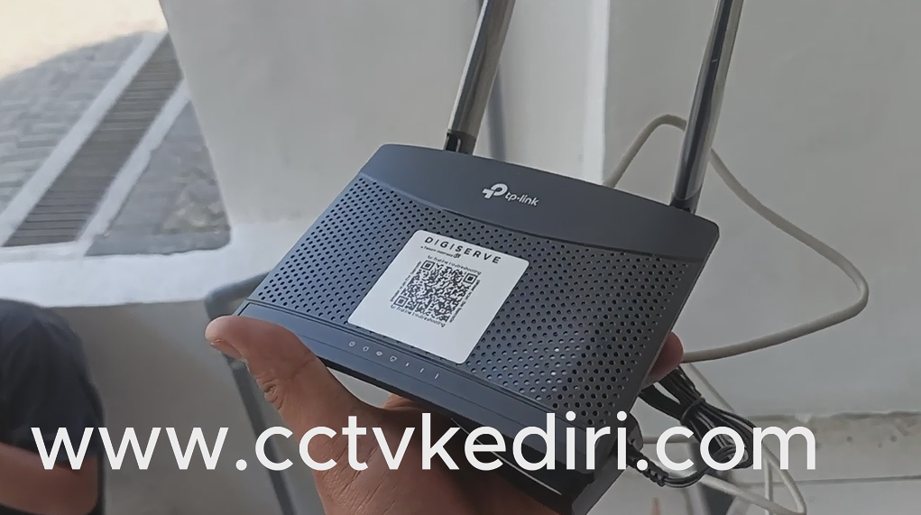 <p><strong>Apa itu Router ?</strong> Router adalah perangkat jaringan yang berfungsi untuk menghubungkan beberapa jaringan komputer sekaligus dan mengirimkan data di antaranya. Fungsi utama Router adalah untuk mengarahkan lalu lintas data dari jaringan sat uke jaringan lainnya. Dalam konteks rumah tangga atau bisnis kecil, Router berfungsi sebagai penghubung antara perangkat &ndash; perangkat seperti laptop, smartphone, CCTV, printer, dan lain &ndash; lain ke internet.</p>